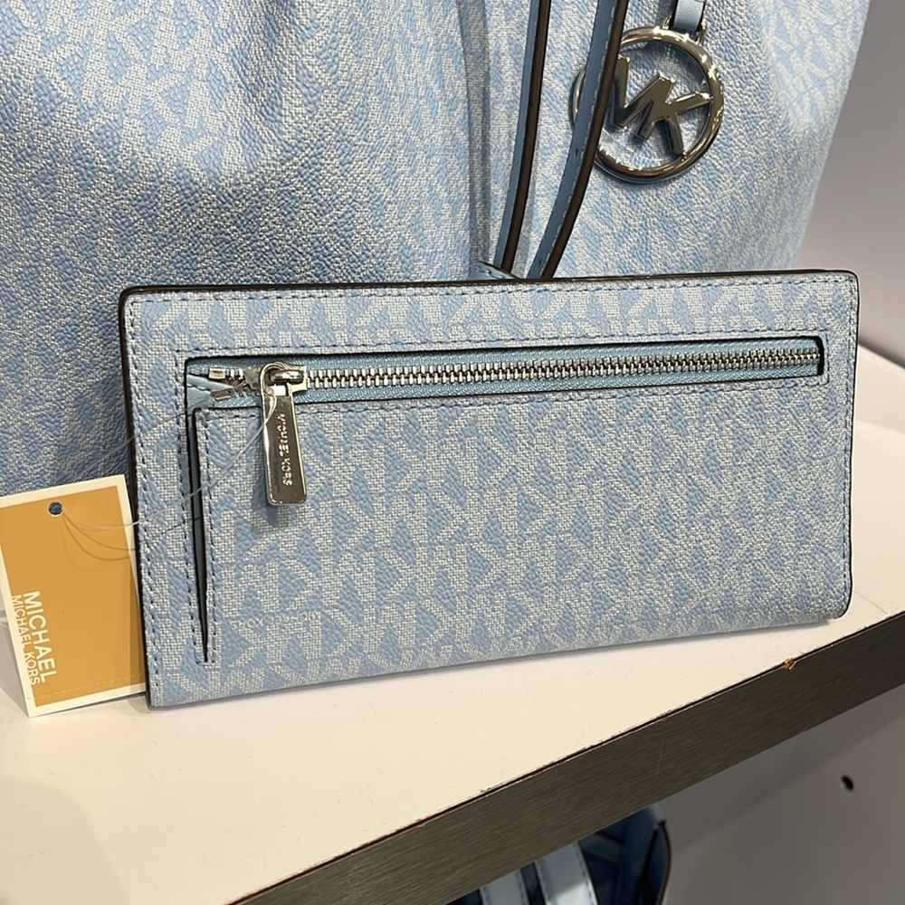 MICHAEL KORS Carson Large Signature Logo Bifold Wallet
Light Sky
NWT - Picture 4 of 16